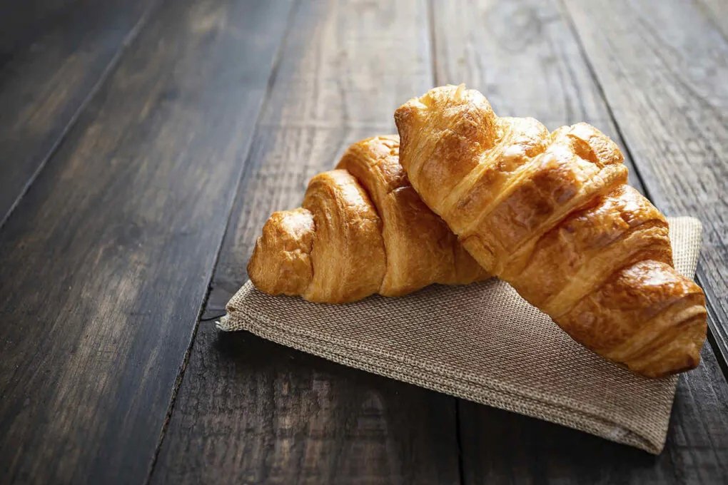 Salgados deliciosos saindo do forno - Croissants douradinhos